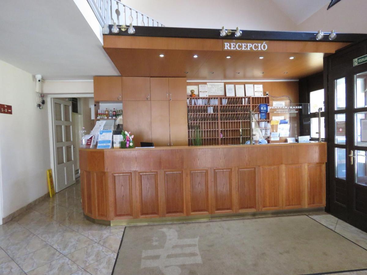 温泉酒店 科马罗姆 外观 照片